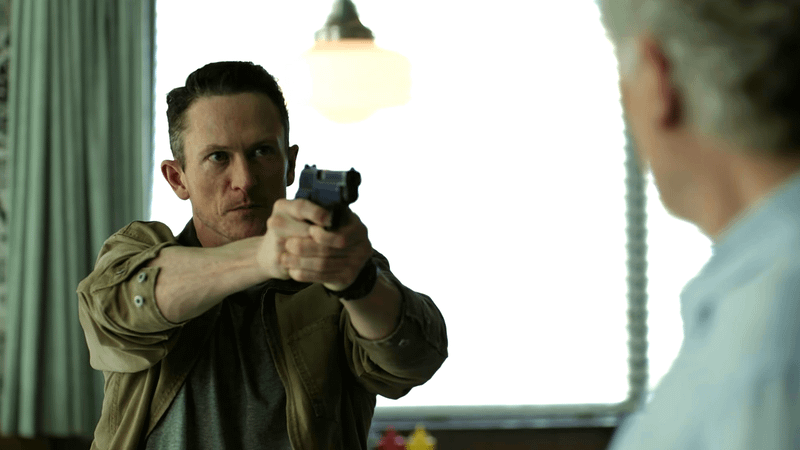 Jonathan Tucker como Adam no episódio 6 de I Will Find You