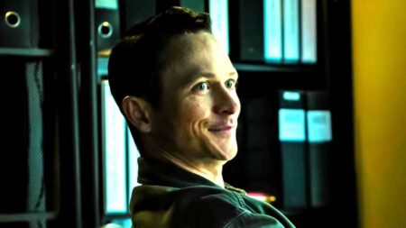 Adam Mackenzie em cena dramática de I Will Find You Netflix