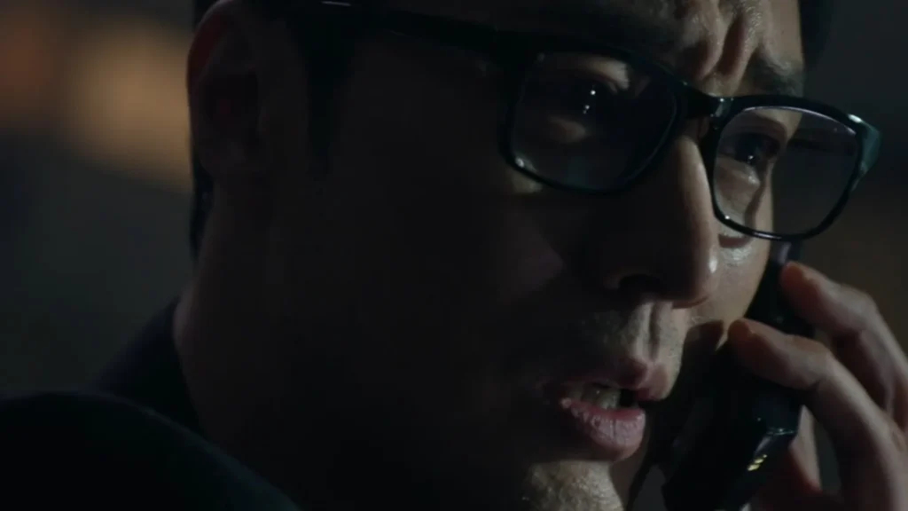 So Ji-sub como Agent Kim em cena do episódio 2 de Agent Kim Reactivated na Netflix