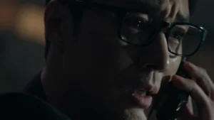 So Ji-sub como Agent Kim em cena do episódio 2 de Agent Kim Reactivated na Netflix