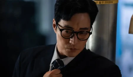 So Ji-sub como Kim Do-hyeon em cena de ação e drama em Agente Kim: Reativado Netflix