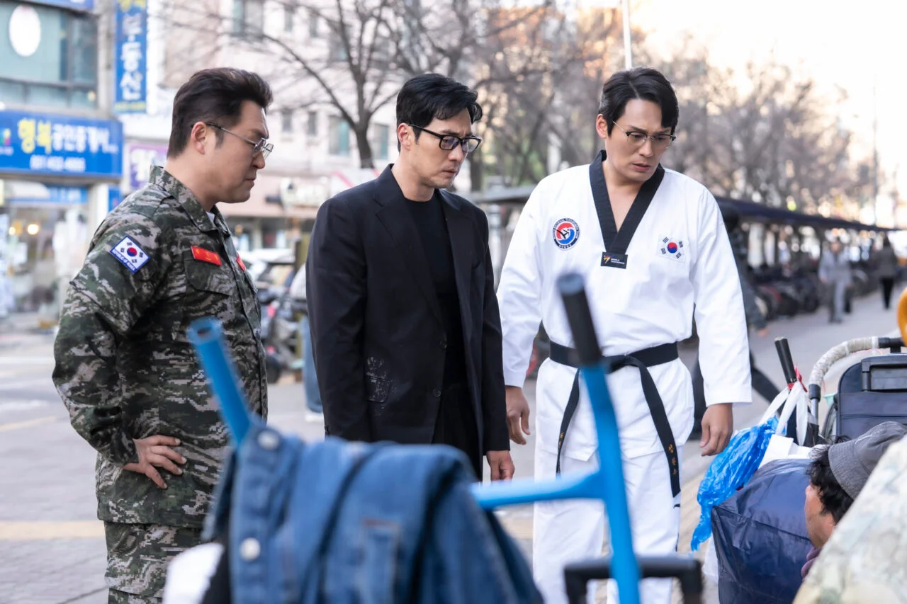 Cena de ação em Agente Kim: Reativado, mostrando o protagonista em confronto físico