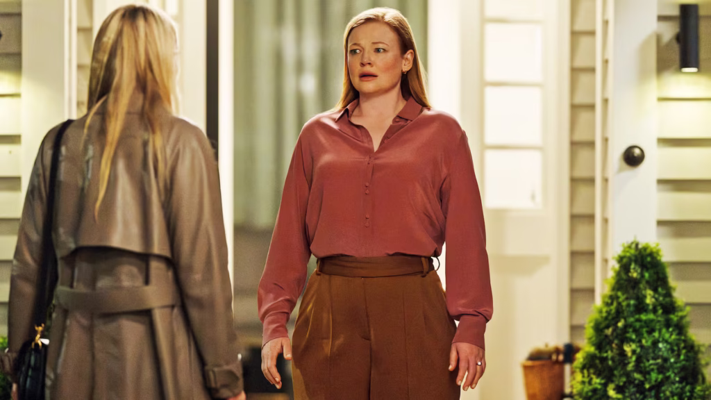 Sarah Snook como Marissa Irvine em All Her Fault, expressando angústia após sequestro do filho na minissérie Peacock