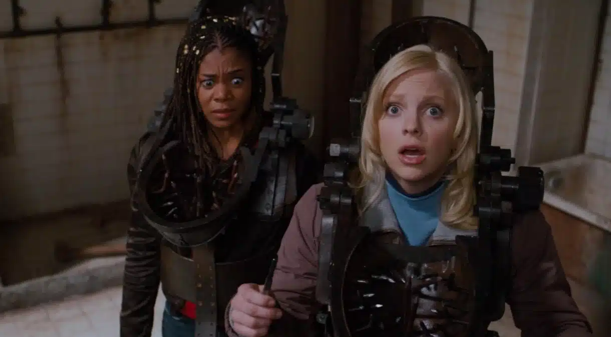 Anna Faris como Cindy Campbell em Todo Mundo em Pânico 6, personagem com viés político MAGA e visual satírico