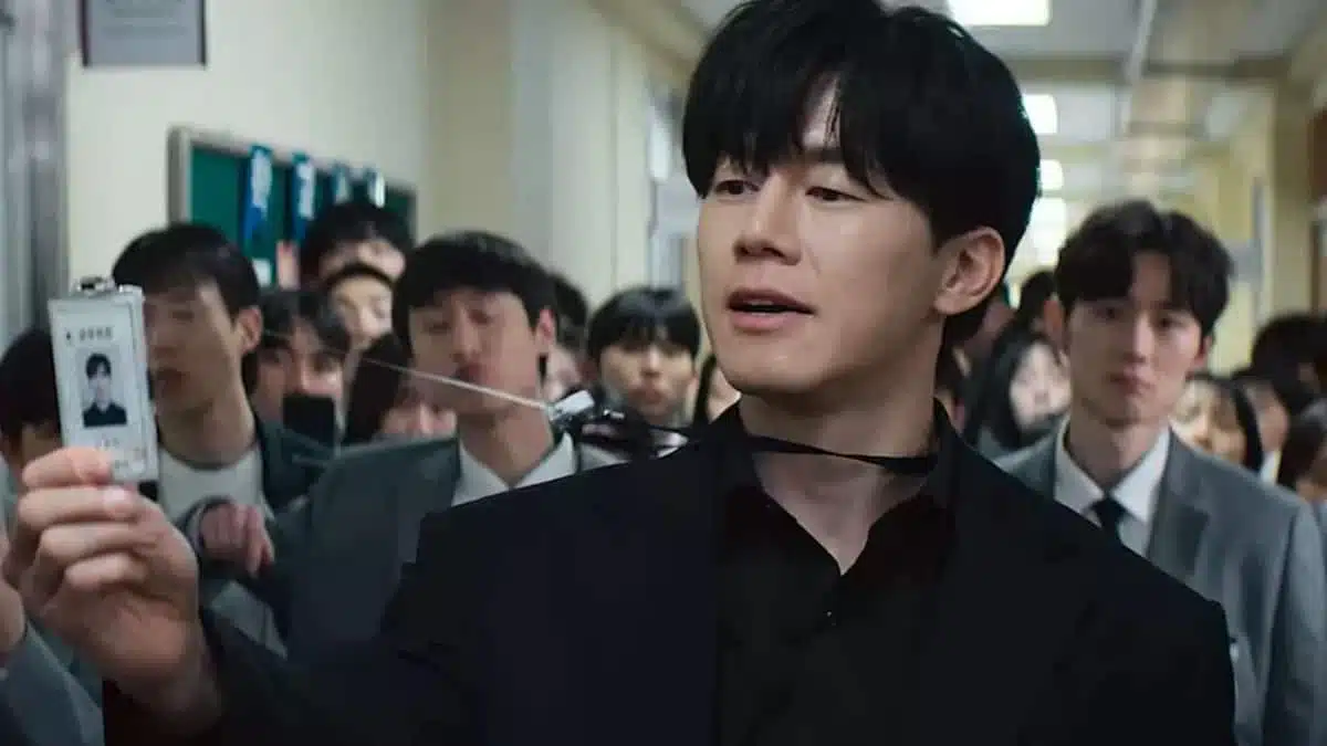 Supervisor da Agência de Proteção Educacional em cena de investigação no k-drama Aprendendo a Lição da Netflix