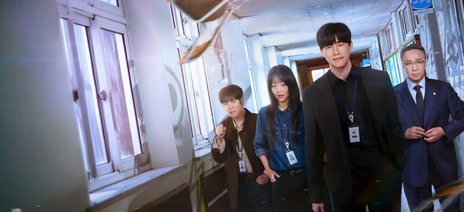 Aprendendo a Lição: a série coreana da Netflix que faz você torcer por violência numa sala de aula e te pergunta se está tudo bem com isso Na Hwa-jin, protagonista de Aprendendo a Lição, em postura de autoridade dentro de escola na série coreana da Netflix