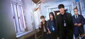 Na Hwa-jin, protagonista de Aprendendo a Lição, em postura de autoridade dentro de escola na série coreana da Netflix