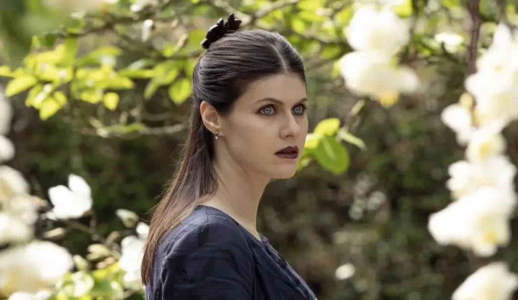 Alexandra Daddario e Tongayi Chirisa em cena da série As Bruxas Mayfair