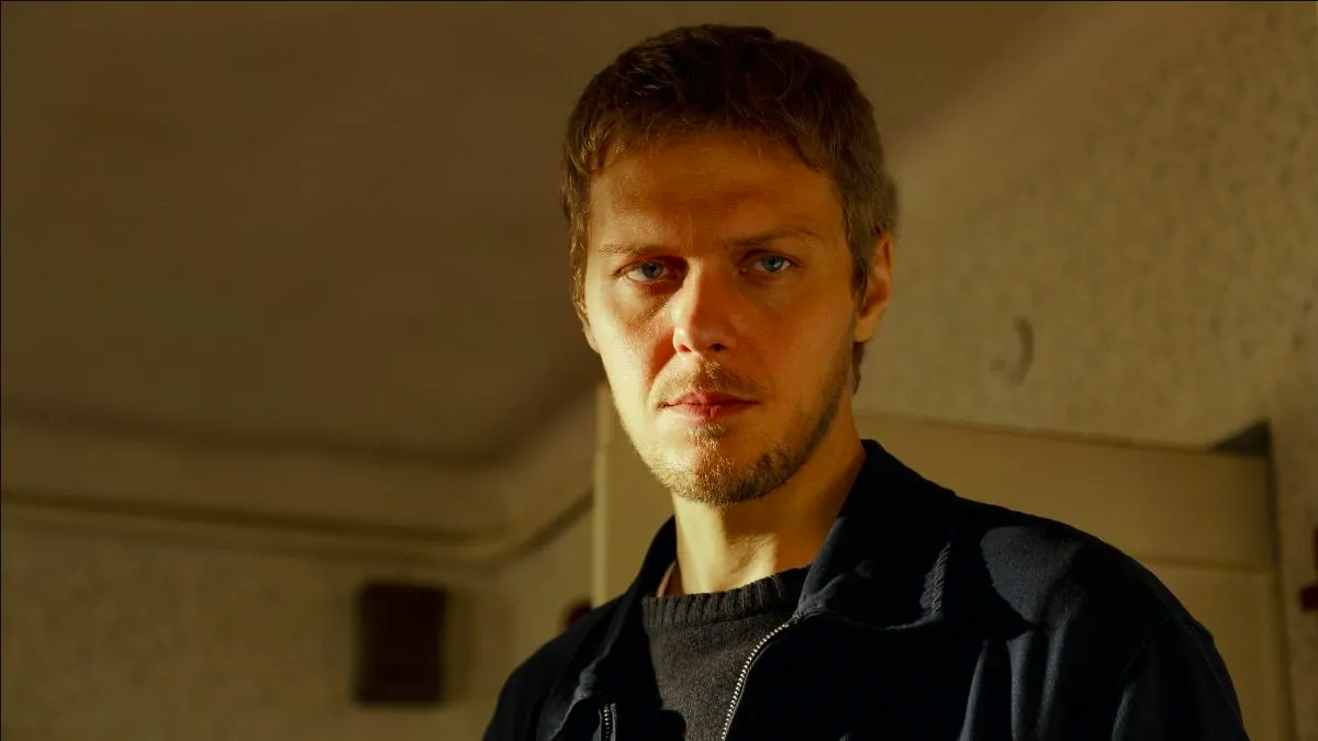 Cena de As Cores do Mal: Preto com Bilski em situação tensa, série que chega à Netflix em junho