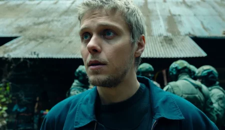 Leopold Bilski (Jakub Gierszał) em cena de investigação em As Cores do Mal: Preto