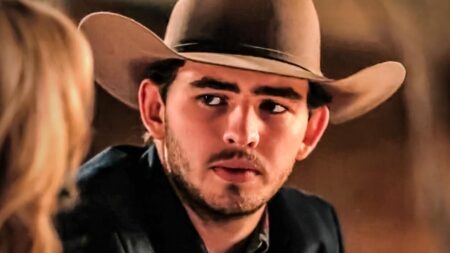 Carter arremessa cabeça de touro em Dutton Ranch e desencadeia crise entre os Dutton e os Jackson Carter no Dutton Ranch em cena da série Dutton Ranch