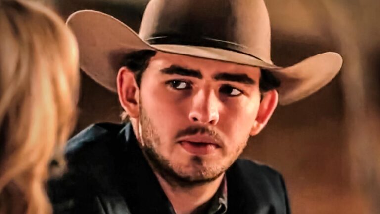 Carter no Dutton Ranch em cena da série Dutton Ranch