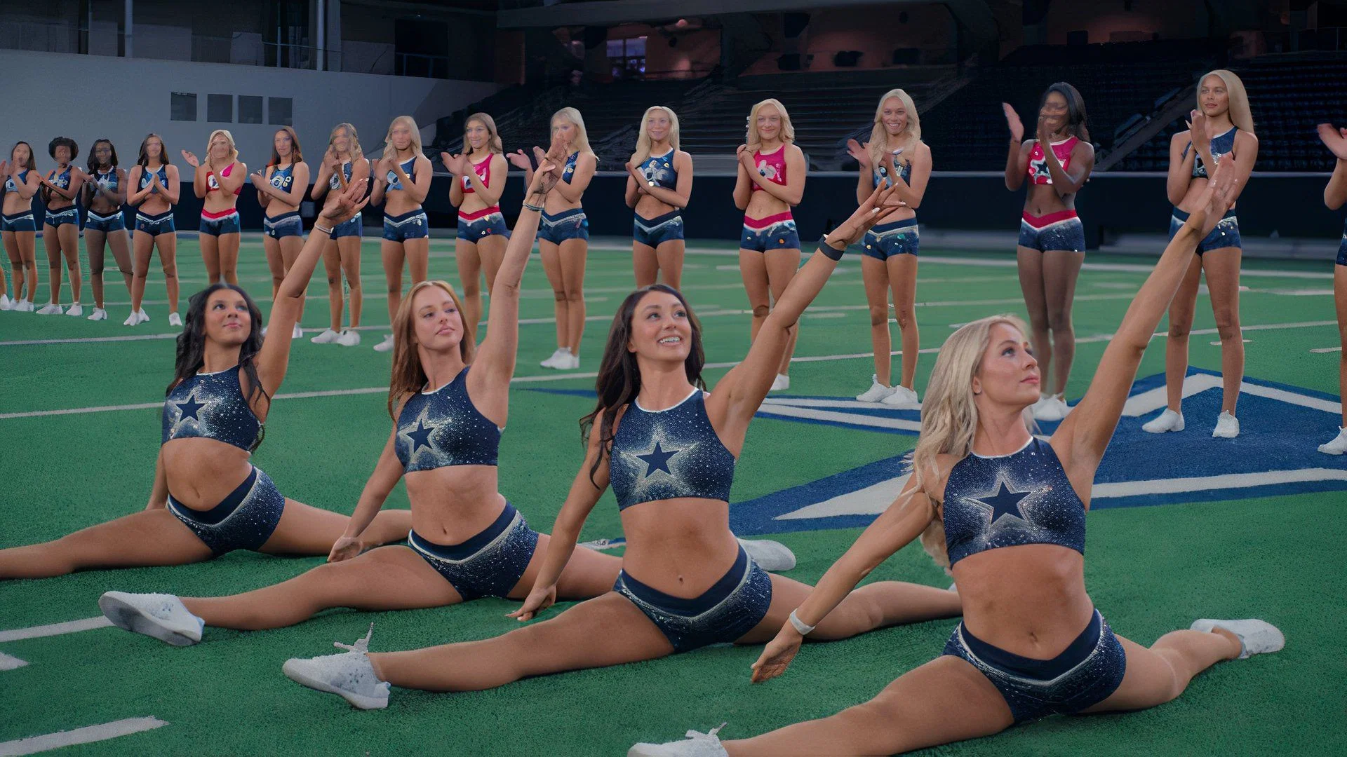 Cheerleaders do Dallas Cowboys em ensaio durante gravações da 3ª temporada de America's Sweethearts na Netflix