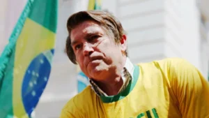 Cena do filme Dark Horse com ator caracterizado como figura política