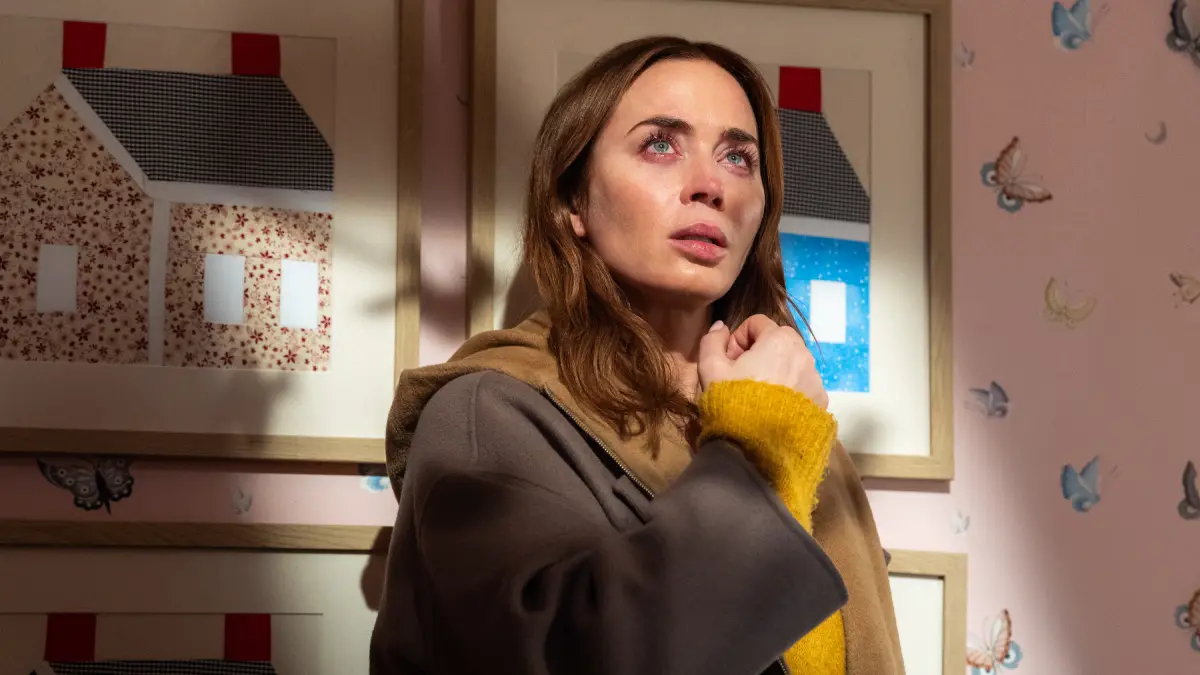 Emily Blunt em cena do filme Dia D de 2026, dirigido por Steven Spielberg
