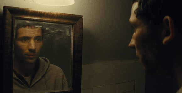 Final de Dia D explicado: A verdadeira mensagem do novo filme de Steven Spielberg Daniel Kellner (Josh O'Connor) e Margaret Fairchild (Emily Blunt) no desfecho de Dia D, olhando para o horizonte em