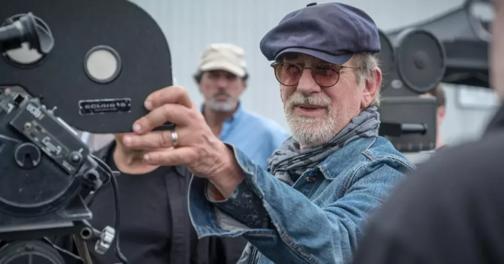 Steven Spielberg no set de Dia D, seu novo filme de ficção científica que marca seu retorno ao gênero com OVNIs após décadas