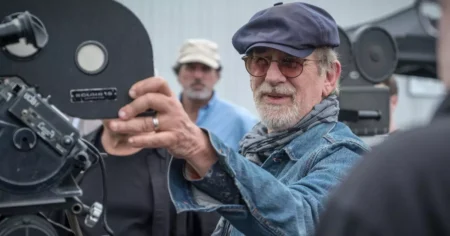 Steven Spielberg no set de Dia D, seu novo filme de ficção científica que marca seu retorno ao gênero com OVNIs após décadas