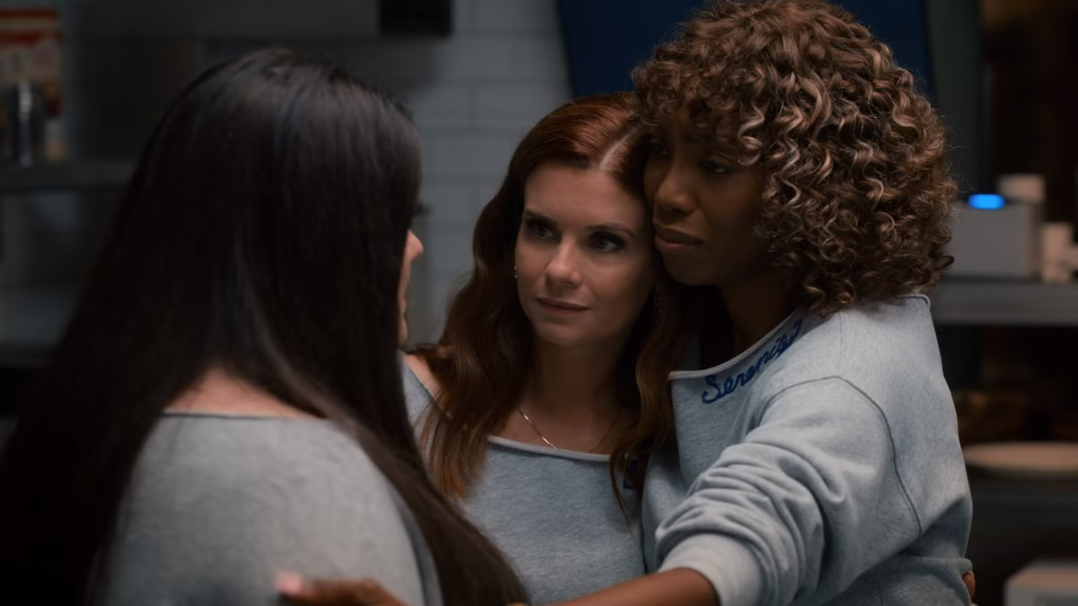 Dana Sue, Maddie e Helen se abraçando em cena da 5ª temporada de Doces Magnólias