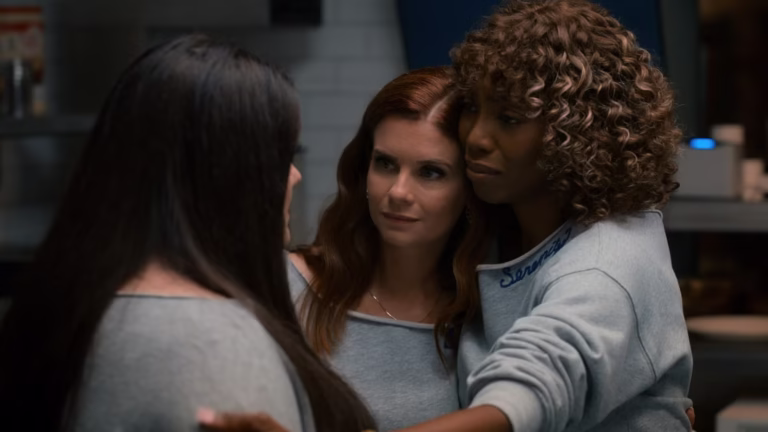 Dana Sue, Maddie e Helen se abraçando em cena da 5ª temporada de Doces Magnólias