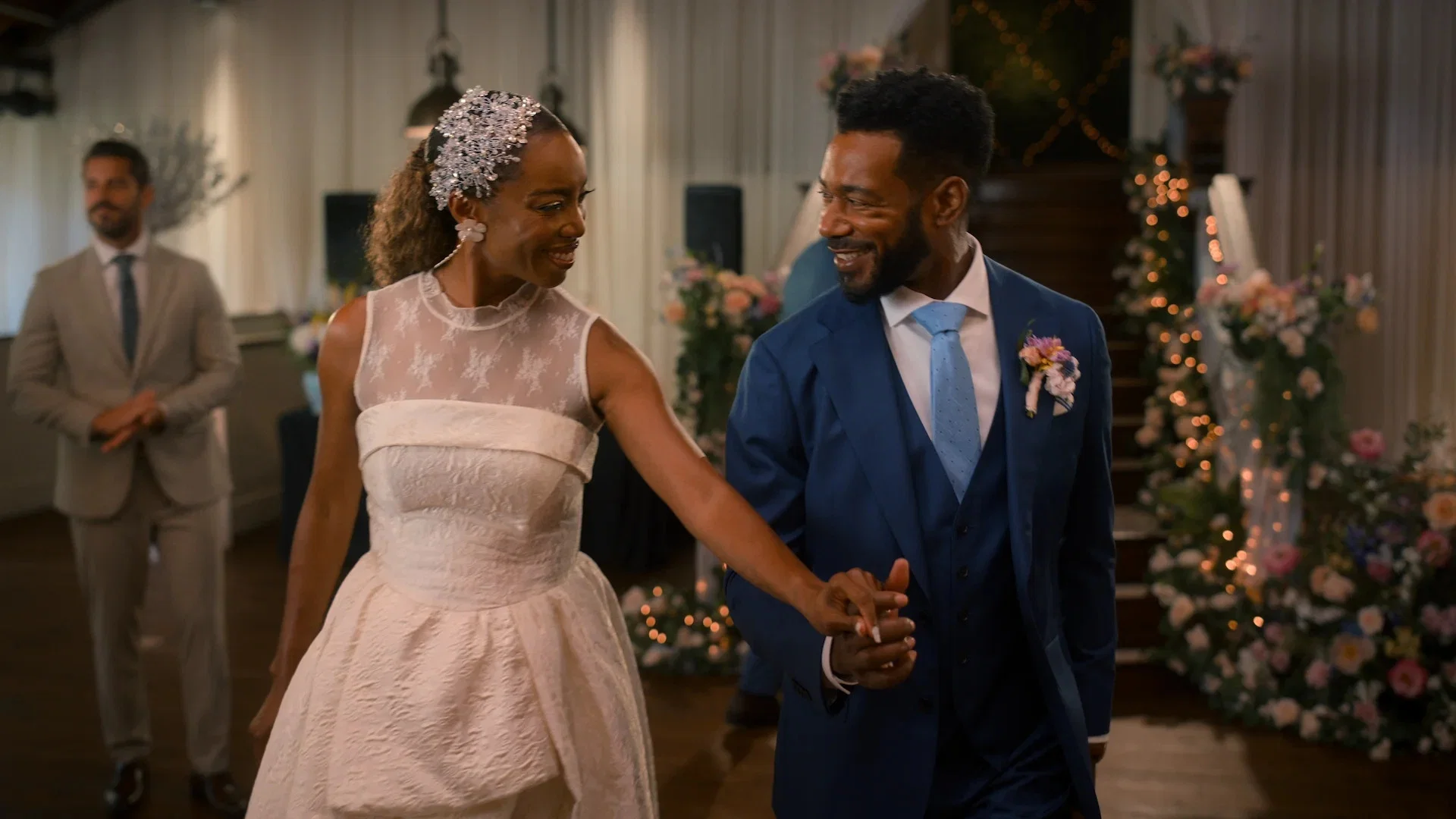 Helen (Heather Headley) e Erik no casamento do episódio final da 5ª temporada de Doces Magnólias