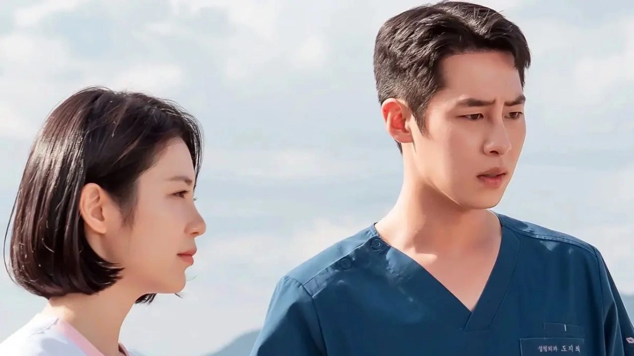 Lee Jae-wook como Do Ji-ui em cena de angústia emocional ligada à culpa de sobrevivente em Doutor à Beira do Amor