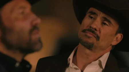 Joaquin com arma no escritório do xerife Wade em Dutton Ranch ep. 8