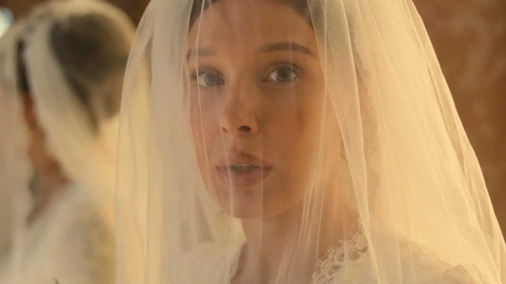 Enola Holmes 3 - Millie Bobby Brown de noiva com espingarda, cena do filme da Netflix