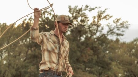 Cena do 6º episódio de Rancho Dutton com Beth e Rip no Texas, série do universo Yellowstone