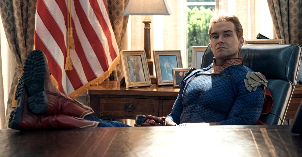 Capitão Pátria em cena de The Boys, série que teve seu final explicado por Eric Kripke