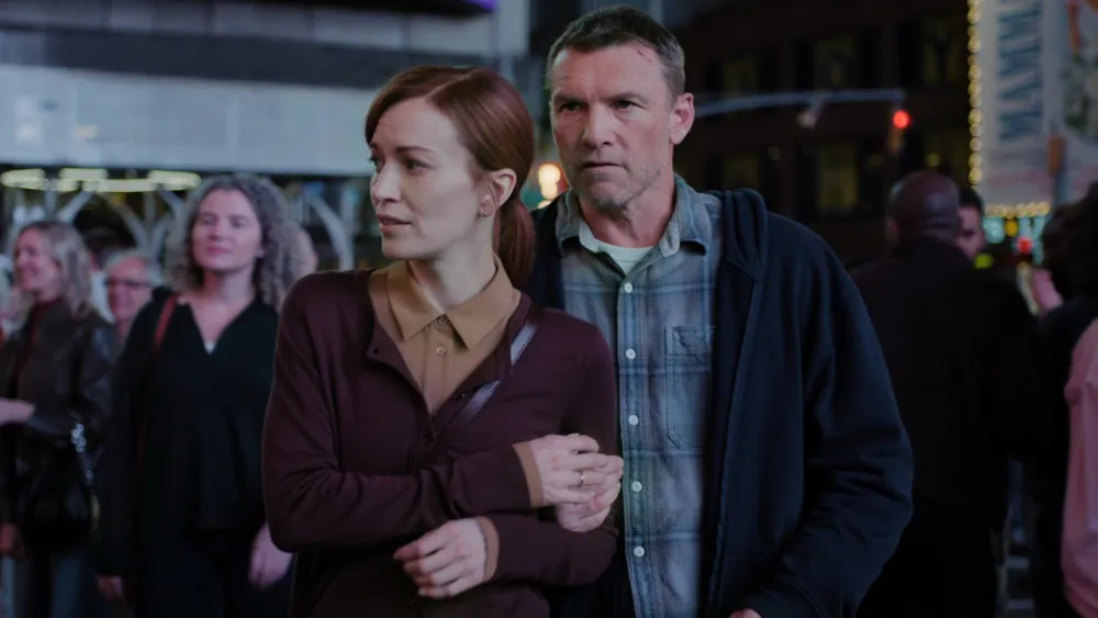 Sam Worthington e Britt Lower em Eu Vou Te Encontrar Netflix