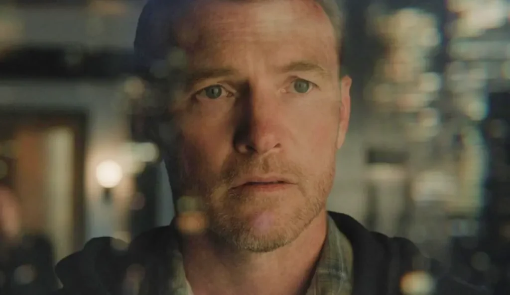 Sam Worthington em close como David Burroughs na minissérie Eu Vou Te Encontrar da Netflix