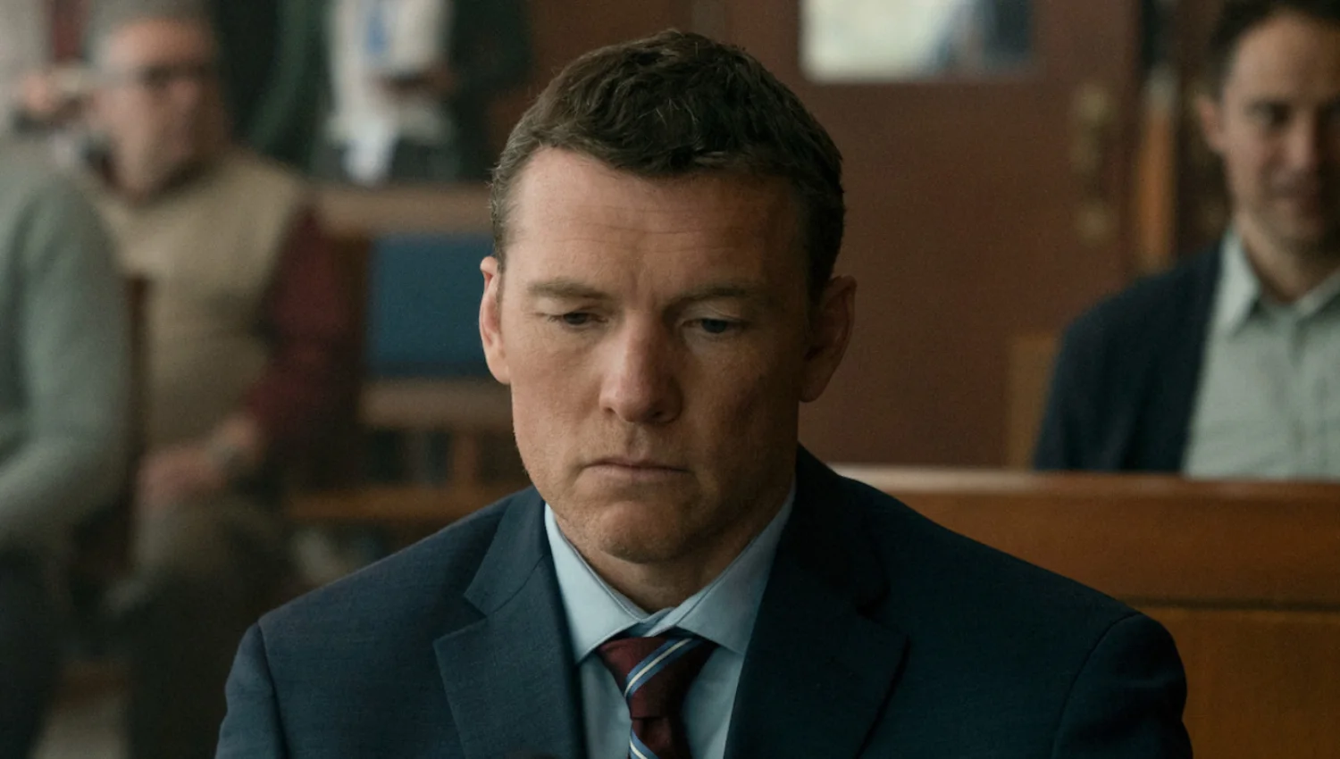 Sam Worthington como David Burroughs em cena de tensão na série Eu Vou Te Encontrar, da Netflix