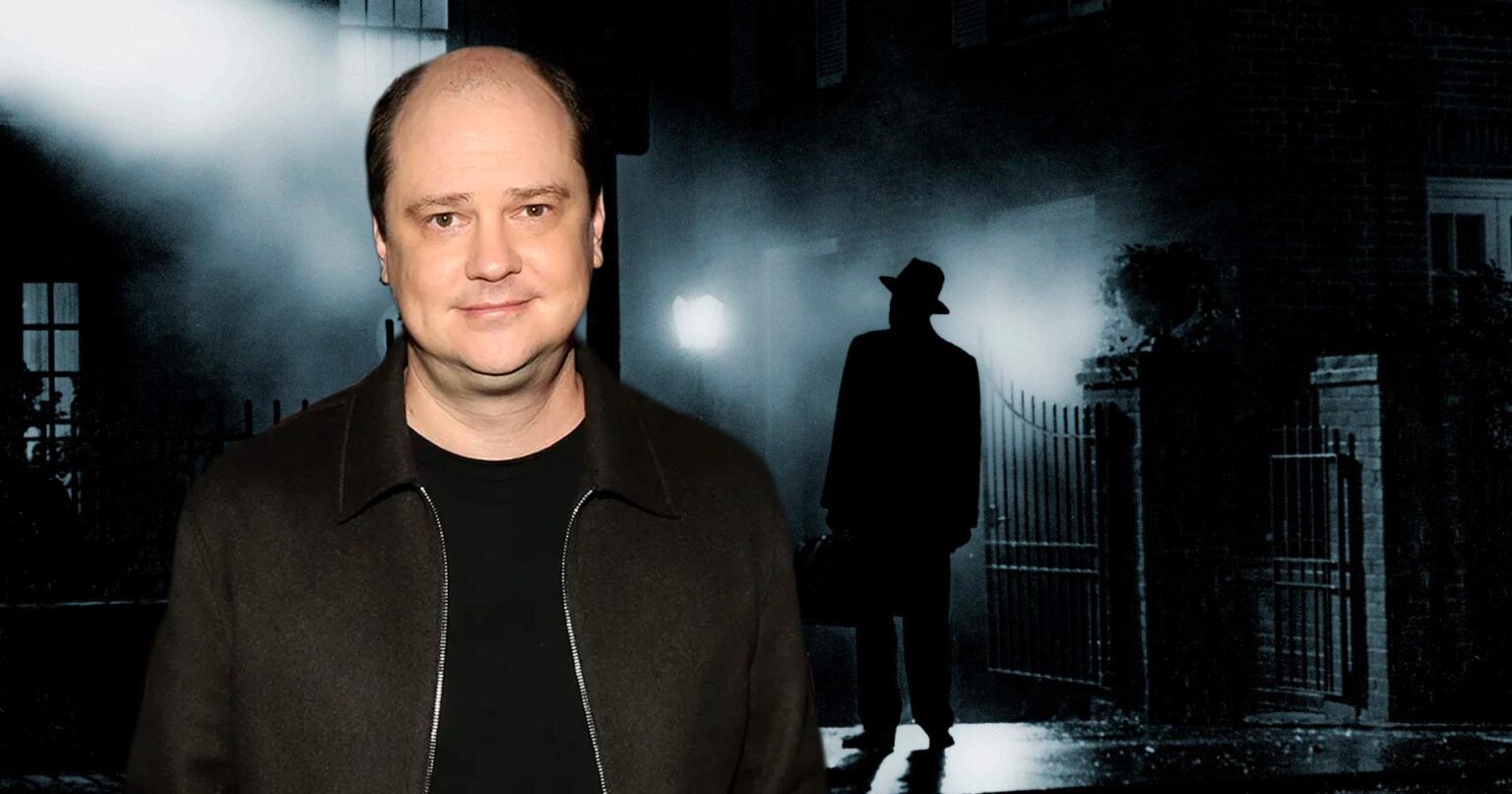 Mike Flanagan no set de filmagens de O Exorcista, dirigindo cena com foco na narrativa do novo filme
