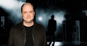 Mike Flanagan no set de filmagens de O Exorcista, dirigindo cena com foco na narrativa do novo filme