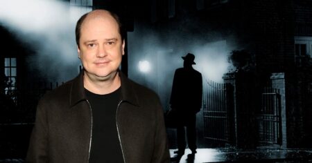 Mike Flanagan no set de filmagens de O Exorcista, dirigindo cena com foco na narrativa do novo filme