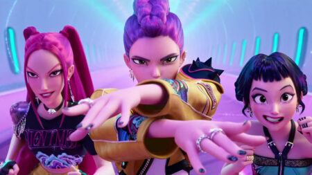 Guerreiras do K-Pop completa um ano na Netflix com recordes, Oscar e semana de celebrações Rumi, Mira e Zoey do grupo HUNTR/X em cena de ação de Guerreiras do K-Pop