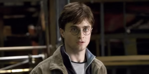 Daniel Radcliffe em Harry Potter e como Relíquias da Morte, próximo à MTV em julho
