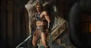 He-Man em sua forma heróica no cenário colorido de Eternia no filme Mestres do Universo de 2026
