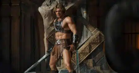 Mestres do Universo funciona porque não tenta ser o que não é He-Man em sua forma heróica no cenário colorido de Eternia no filme Mestres do Universo de 2026