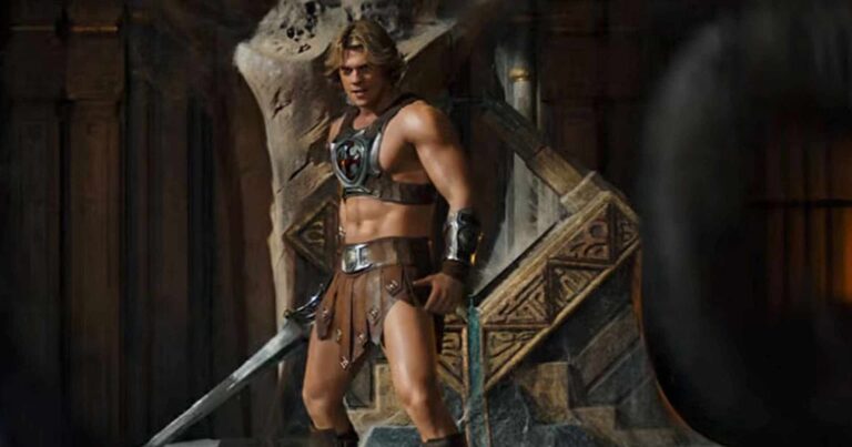 He-Man em sua forma heróica no cenário colorido de Eternia no filme Mestres do Universo de 2026