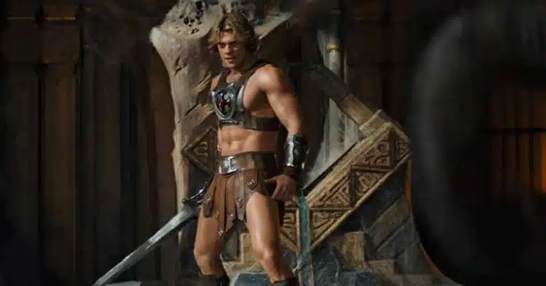 Mestres do Universo funciona porque não tenta ser o que não é He-Man em sua forma heróica no cenário colorido de Eternia no filme Mestres do Universo de 2026