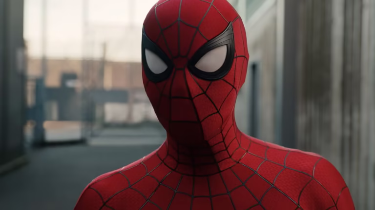 Peter Parker como Homem-Aranha em cena de Um Novo Dia, primeiro filme da franquia após o mundo esquecer sua identidade