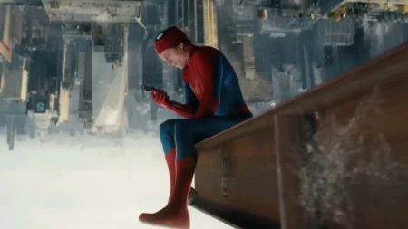 Tom Holland como Peter Parker em Homem-Aranha: Um Novo Dia