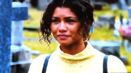 Zendaya como MJ e Tom Holland no cemitério visitando túmulo Tia May