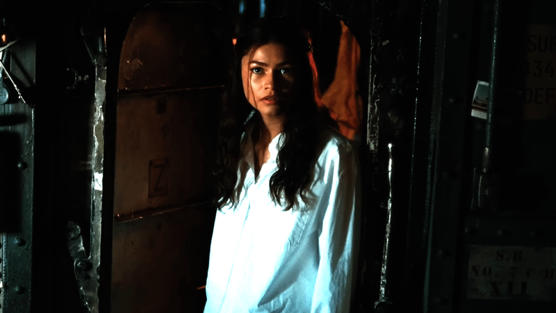Zendaya como MJ em cemitério com gola amarela em cena de Novo Dia