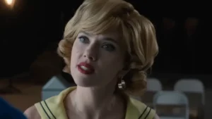 Scarlett Johansson em cena de Batman: Parte II, revelando nova caracterização do personagem