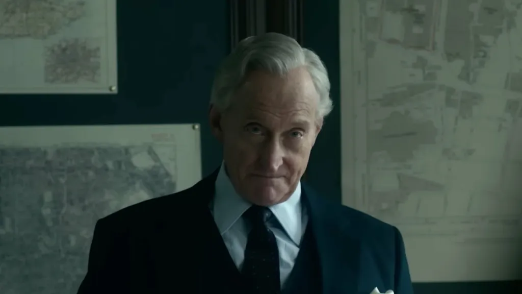 Charles Dance em Batman: Parte II, interpretando personagem importante na sequência do filme