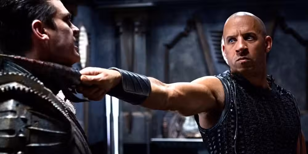 Vin Diesel ameaça Karl Urban em cena de As Crônicas de Riddick