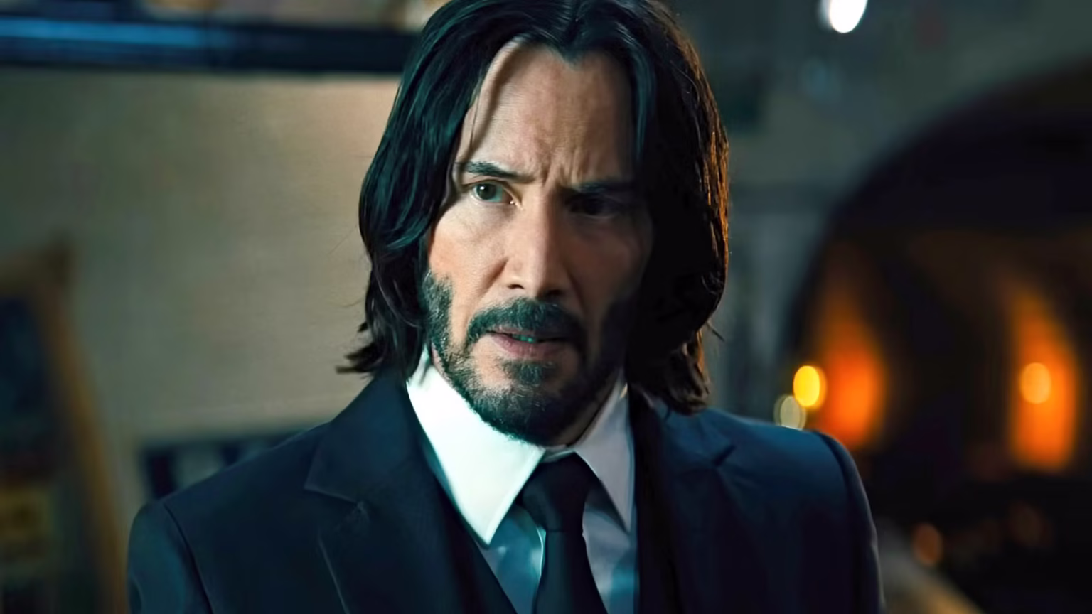 Cena de John Wick: Capítulo 4 com Keanu Reeves no papel do icônico assassino